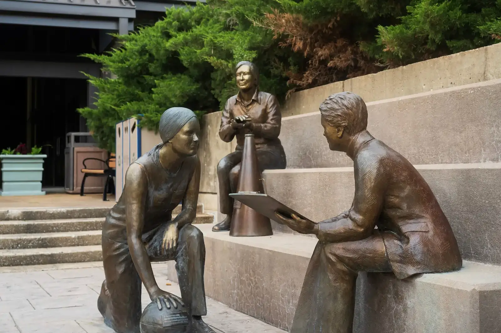 Statues in poses of Pat Summitt and a UT Martin student on the UT Martin campus.